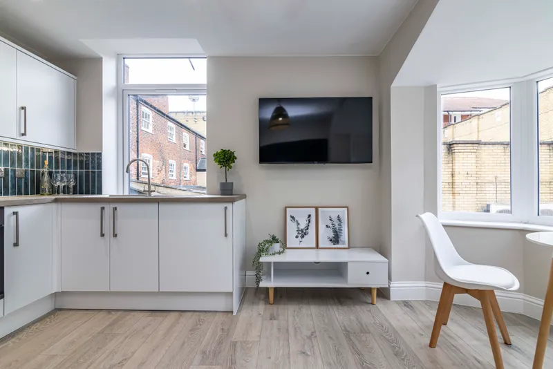 Luxury 1 Bedroom Apartment // 2026/7 - Image 10